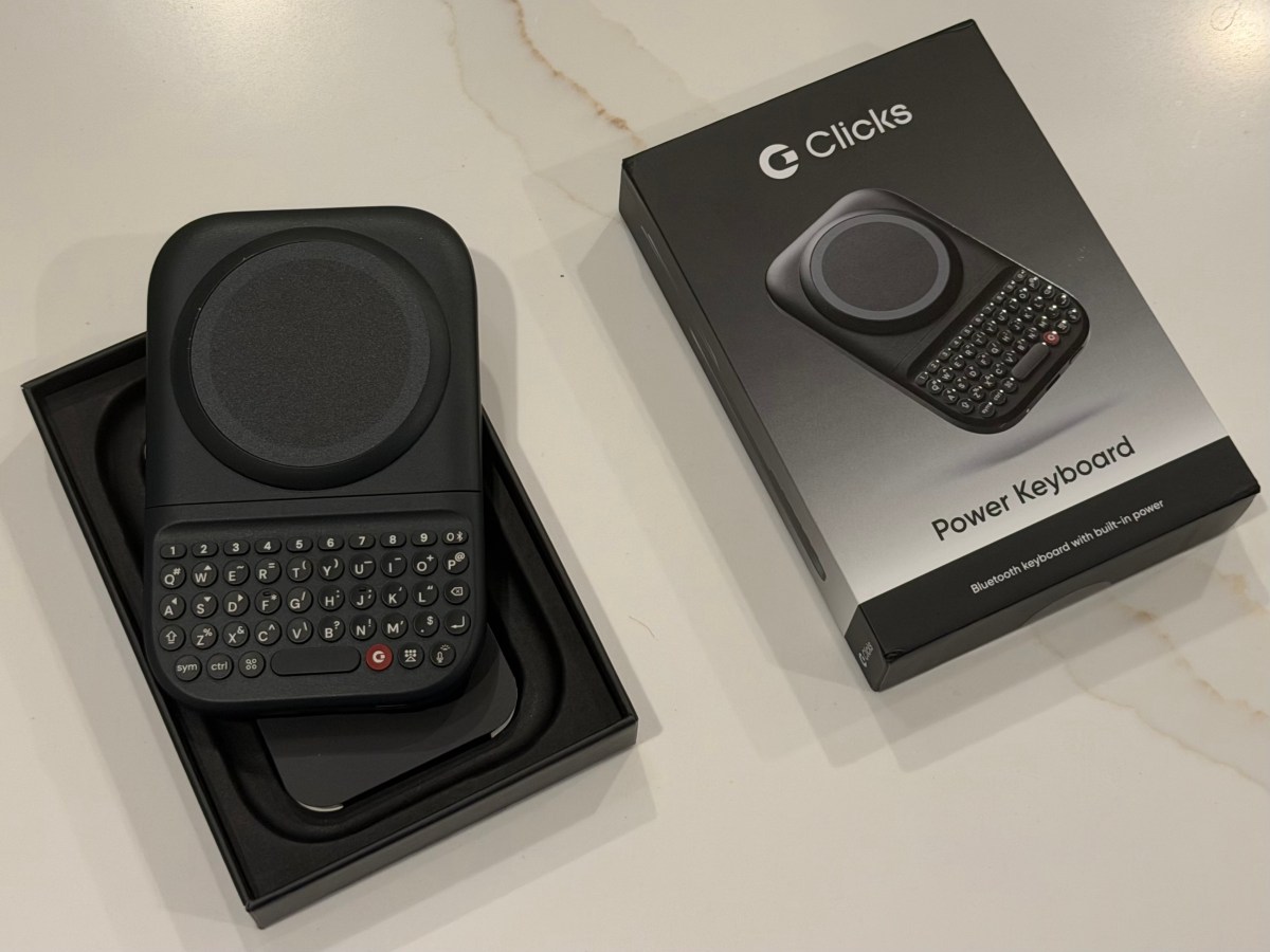 Clicks gắn bàn phím BlackBerry lên mọi điện thoại — đổi lại máy nặng đầu thấy rõ