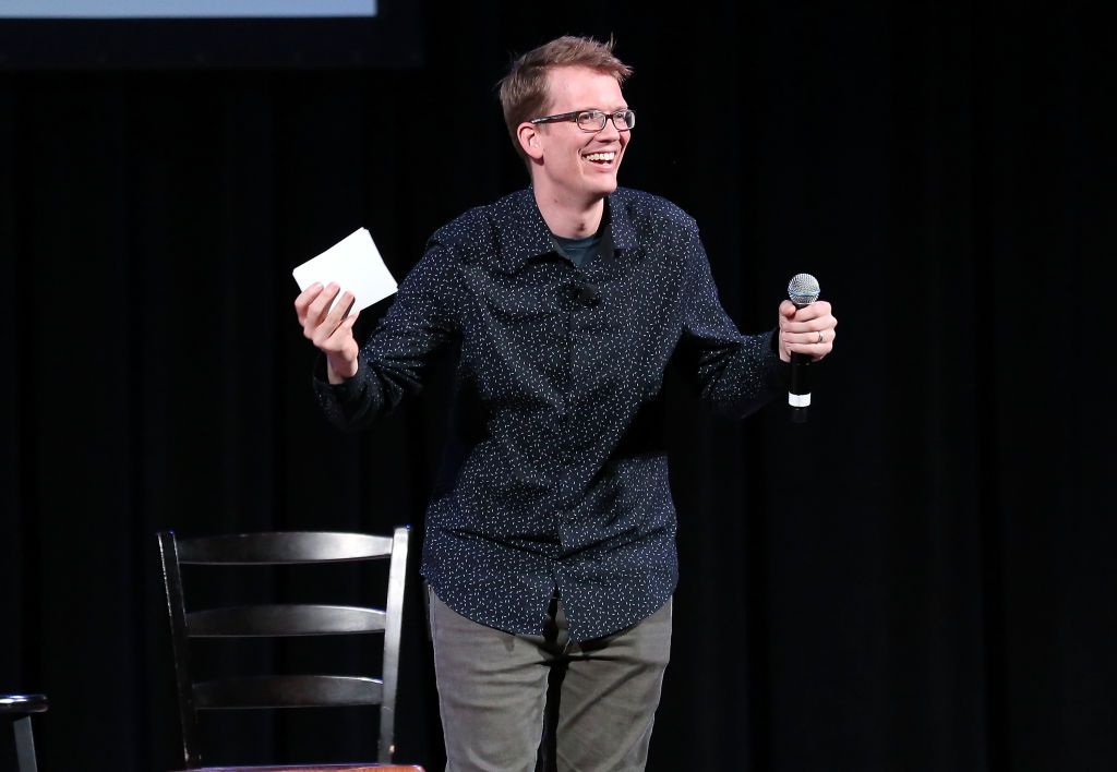 Hank Green xin lỗi vì lệ thuộc AI — 'lượng dopamine đó không lành mạnh cho tôi'