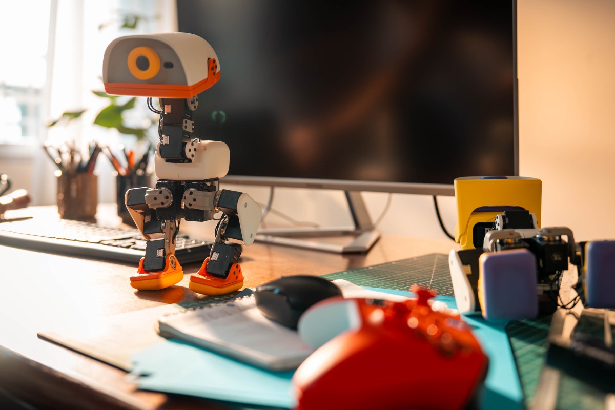 Hugging Face bán robot vịt 399 đô — biết trượt patin, và quan trọng hơn, biết học